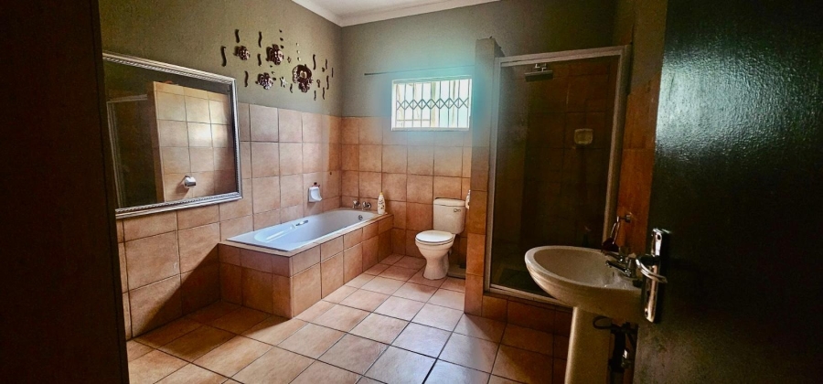 To Let 4 Bedroom Property for Rent in Spruitfontein North West